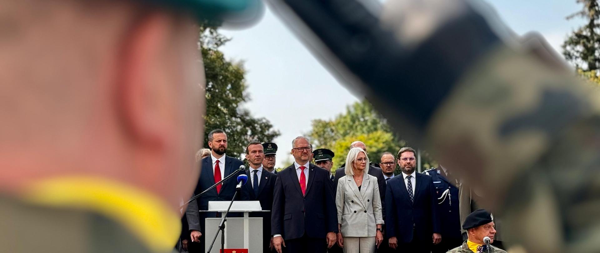 Wojewódzkie Obchody Święta Wojska Polskiego - wojewoda Radosław Król na trybunie honorowej. 