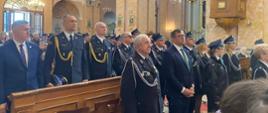 Mężczyźni w mundurach strażackich PSP i OSP oraz zaproszeni goście stoją w kościele