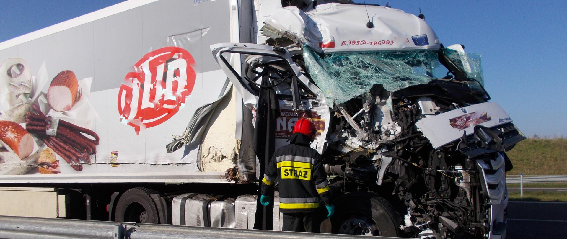 Wypadek na S6. Uszkodzenia pojazdu ciężarowego. (zdjęcie po modyfikacji)