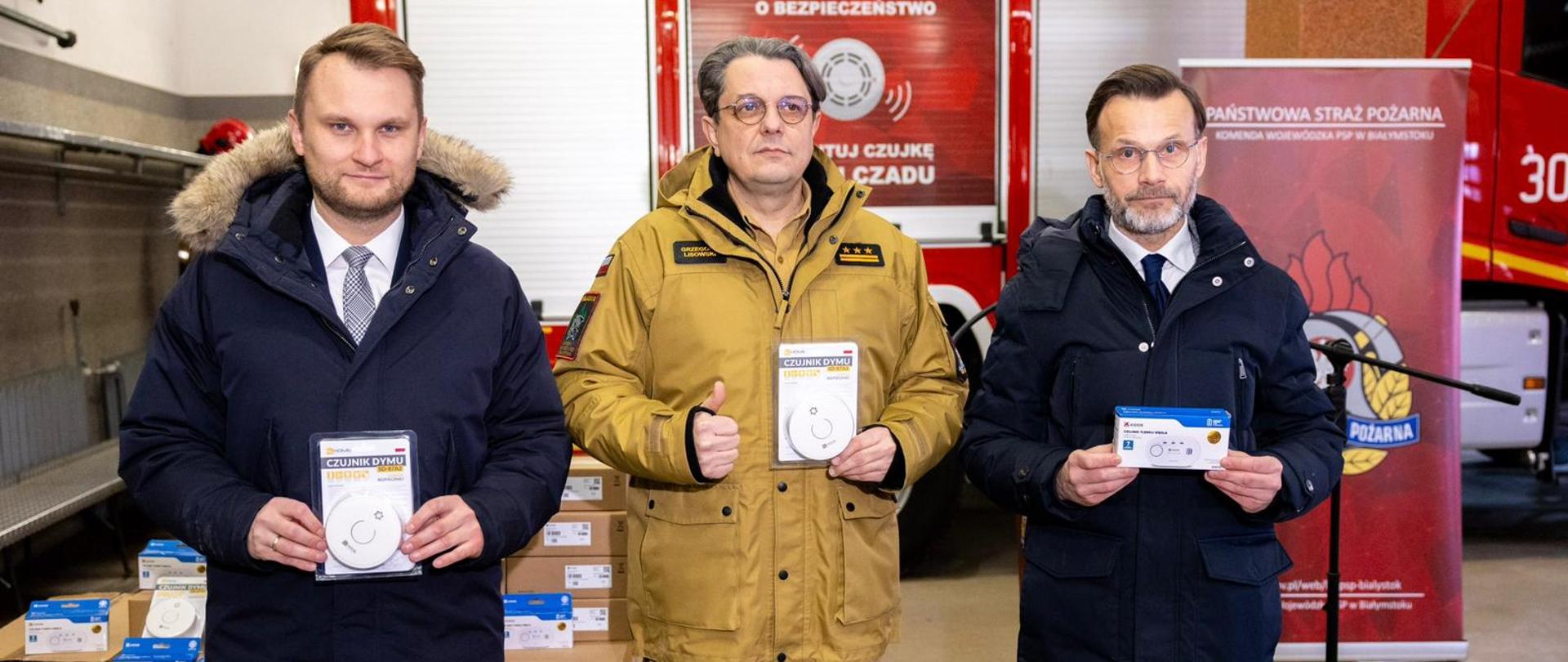 Strażacy bezpłatnie zamontują 5 tys. czujek dymu i czadu w domach najbardziej potrzebujących mieszkańców podlaskiego