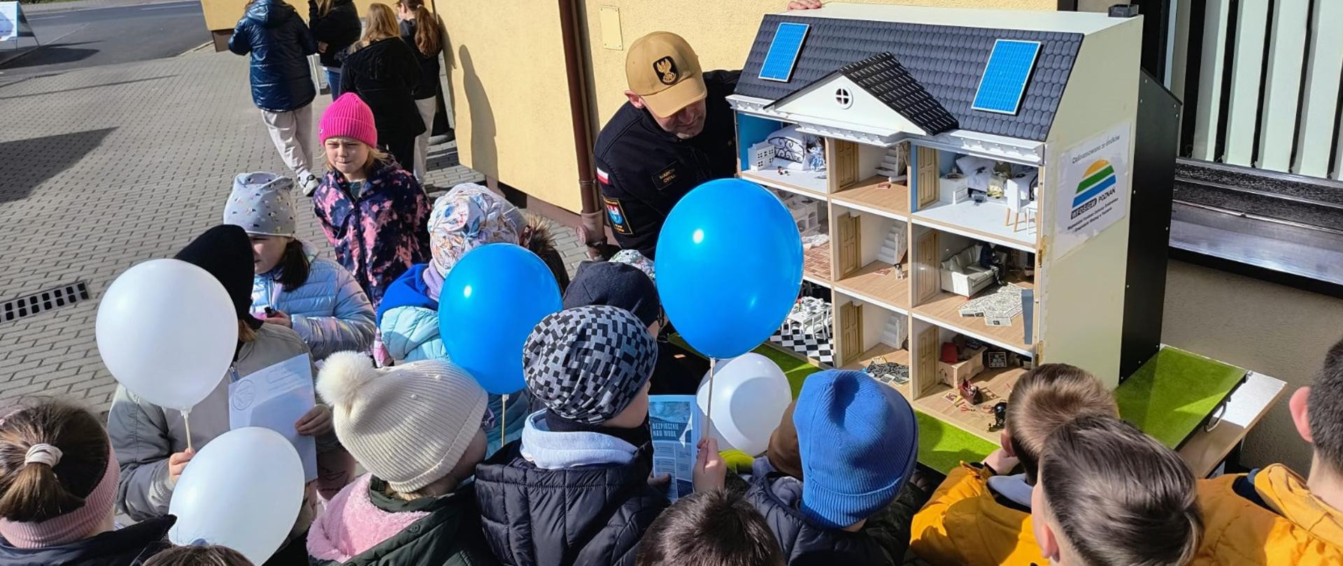 Strażak prezentuje zagrożenia