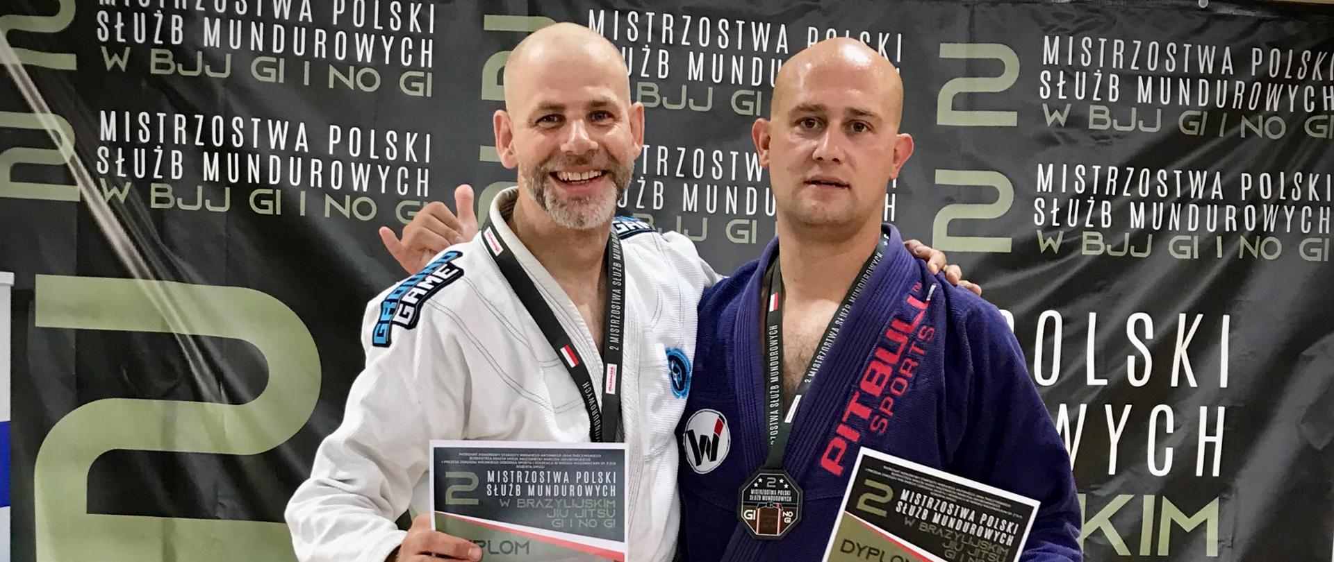 Na zdjęciu płoccy strażacy wspólnie na podium ze zdobytymie medalamia