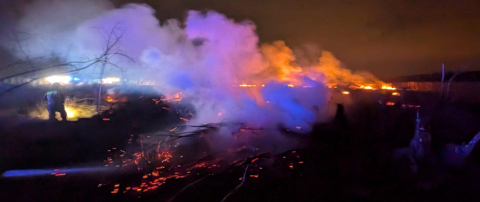 Ugaszanie pożaru traw nocą