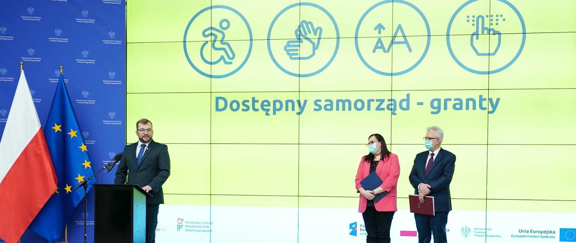 napis na grafice: dostępny samorząd - granty i przed grafiką uczestnicy konferencji