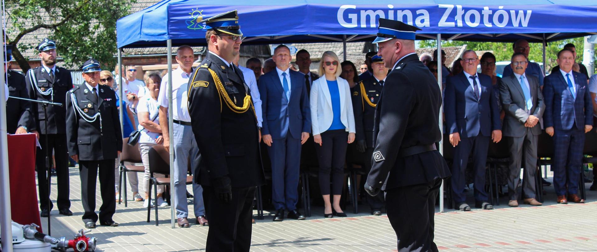 składanie meldunku przez strażaka