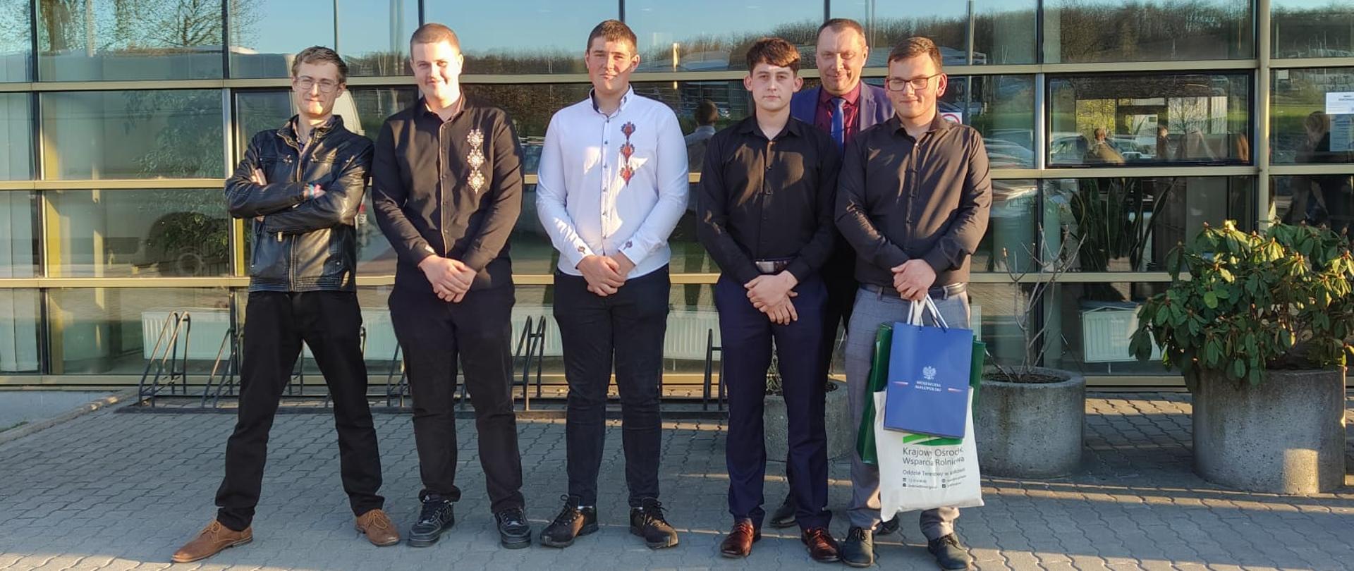 Nasi uczniowie z p. Dyrektorem