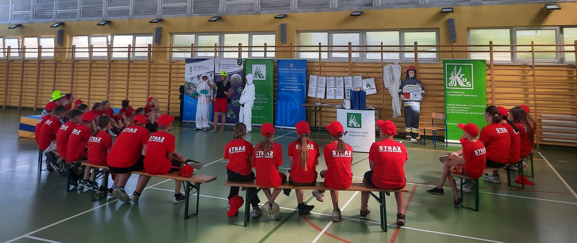 Obóz strażacki w Pawłowicach. Na zdjęciu dzieci oglądające prezentację