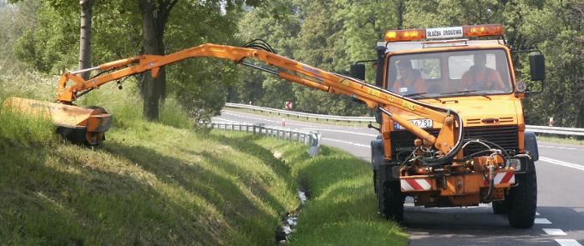 koszenie pobocza jezdni przez kosiarkę na wysięgniku