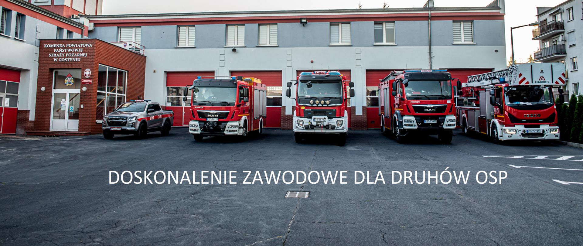 Pojazdy pożarnicze JRG Gostyń przed bramami garażowymi.