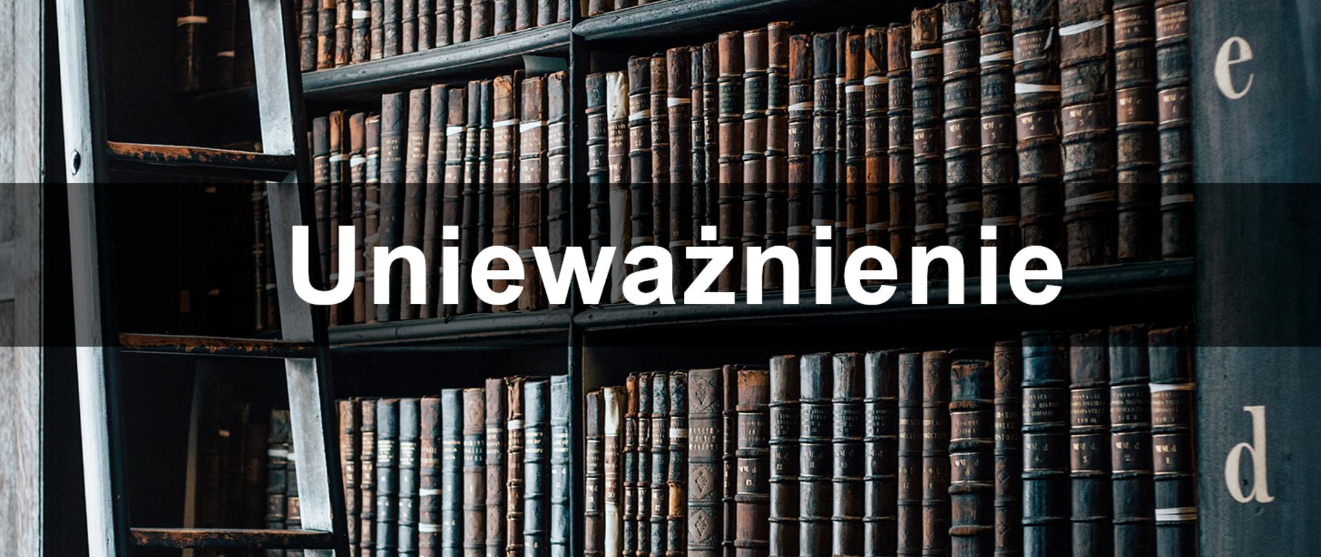 Napis na środku unieważnienie z grafiką w tle przedstawiającą regał z książkami.