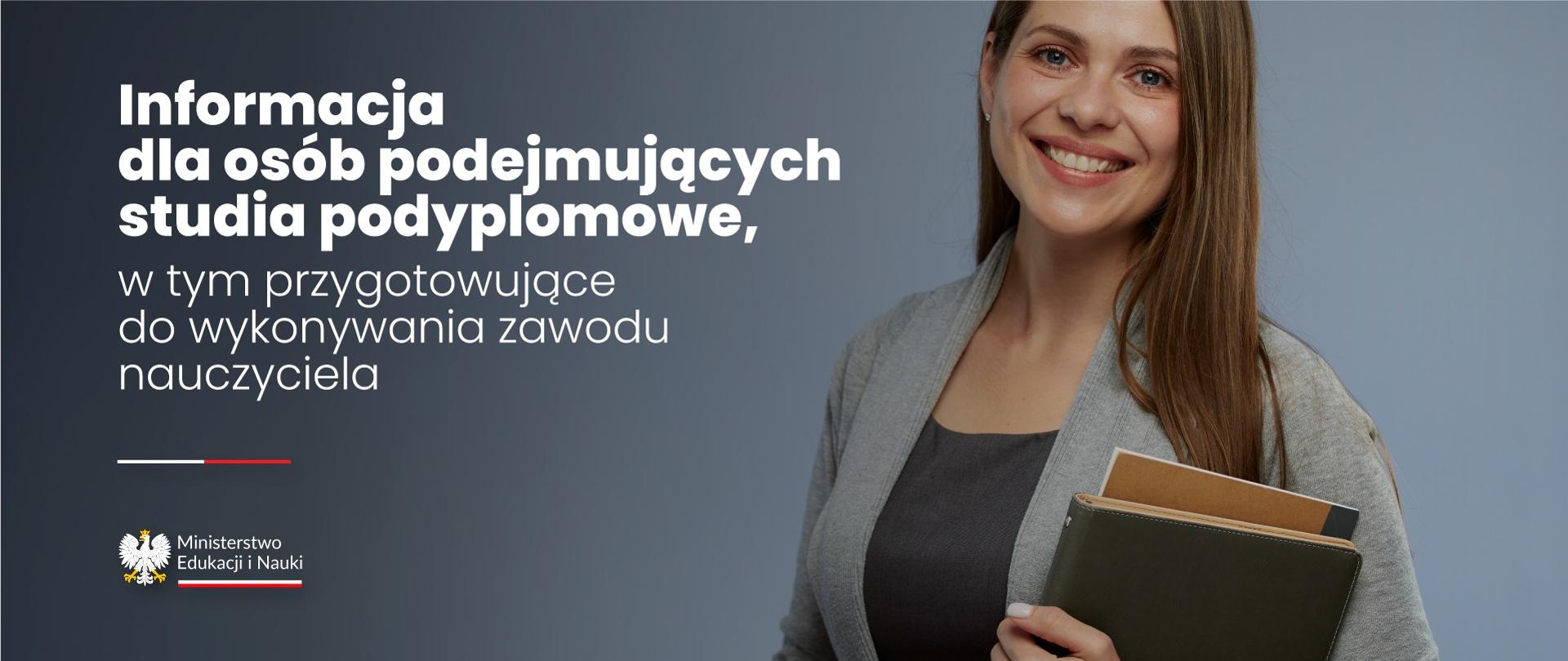Uśmiechnięta kobieta z kilkoma teczkami w ręku, obok napis Informacja dla osób podejmujących studia podyplomowe, w tym przygotowujące do wykonywania zawodu nauczyciela.