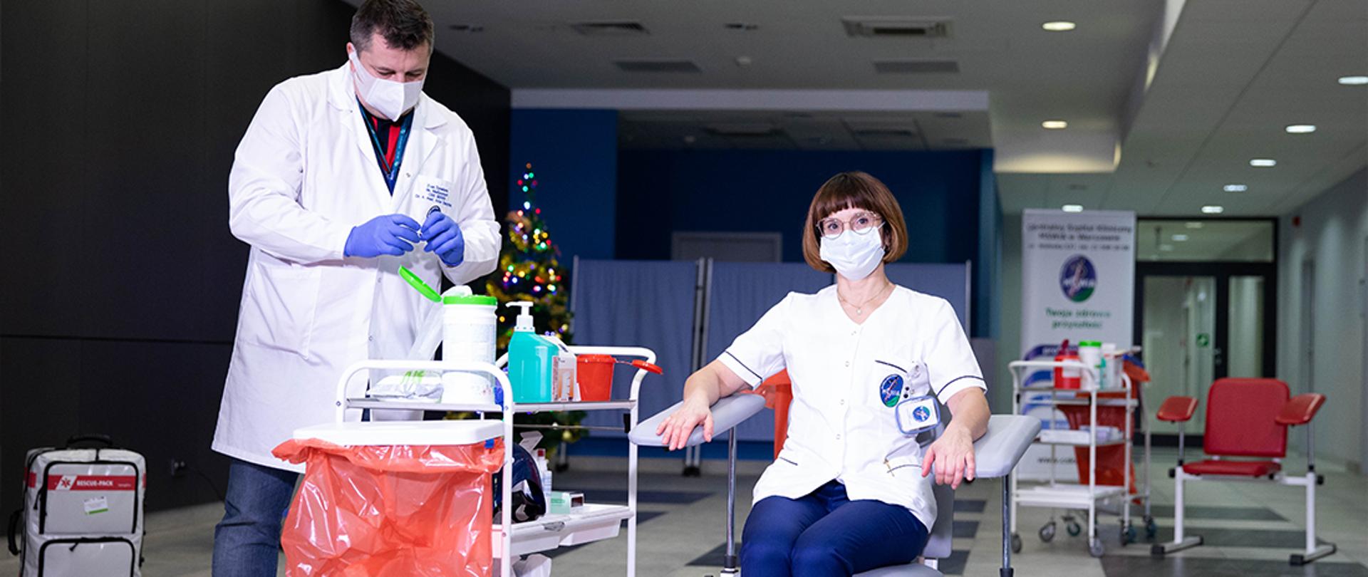 Pielegniarka podczas szcepeienia