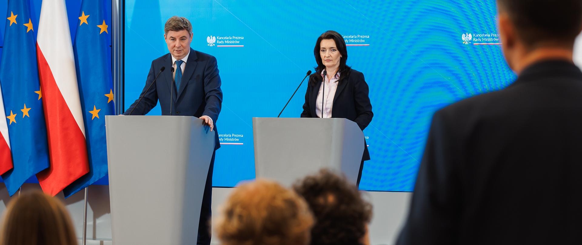 Konferencja prasowa szefa KPRM, ministra Jana Grabca oraz pełnomocniczki rządu do spraw polityki senioralnej Marzeny Okły-Drewnowicz ws. nieprzyznawania przez Prezydenta odznaczeń za długoletnie pożycie małżeńskie