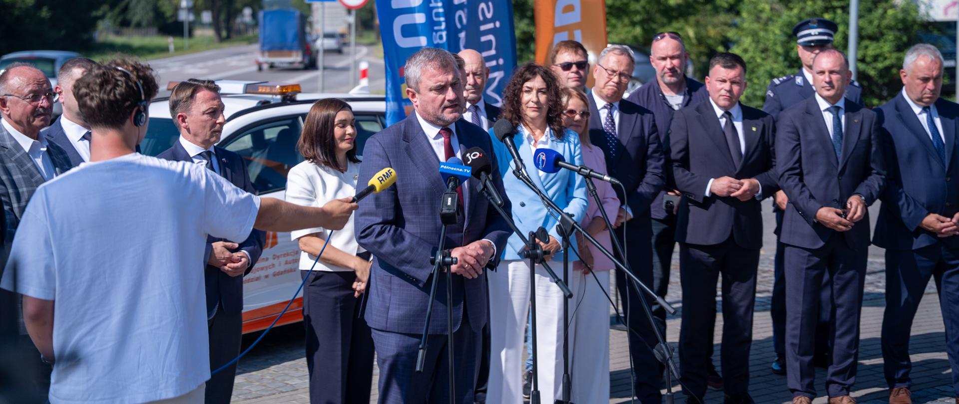 Wiceminister infrastruktury Stanisław Bukowiec podczas konferencji w sprawie zawarcia umowy na projekt i budowę obwodnicy Starogardu Gdańskiego w ciągu drogi krajowej nr 22