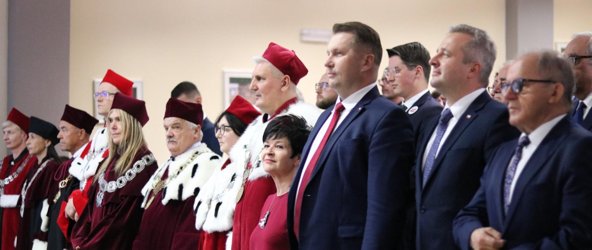 Minister Czarnek w towarzystwie władz uczelni oraz wykładowców