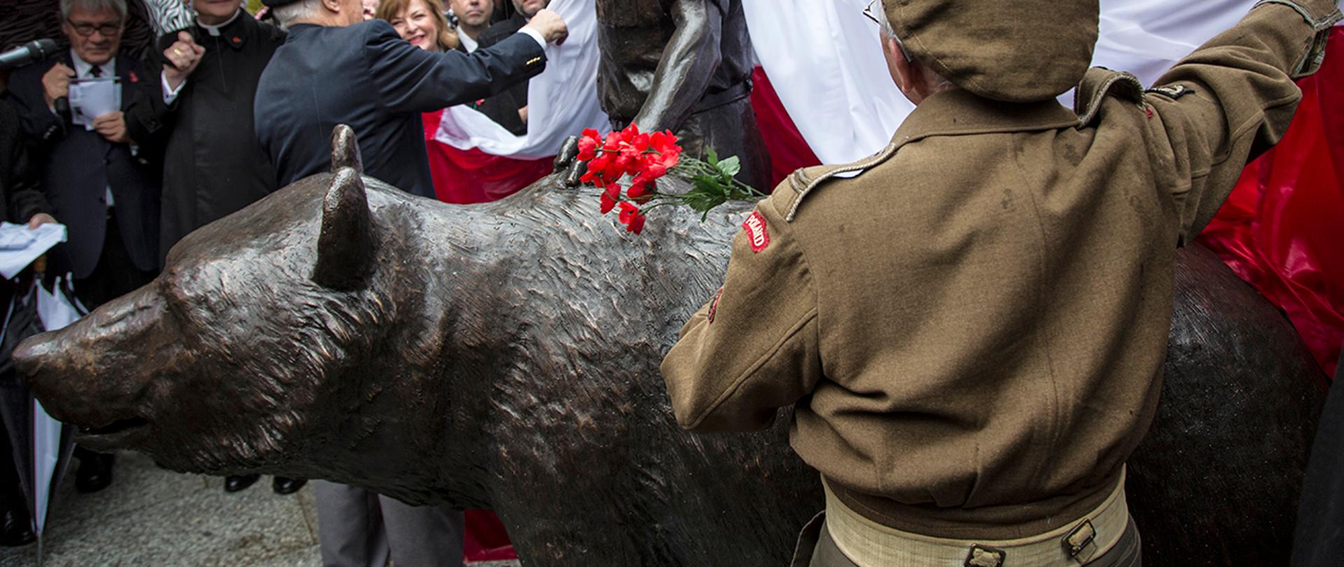 Uroczyste odsłonięcie pomnika niedźwiedzia Wojtka i polskiego żołnierza w Edynburgu