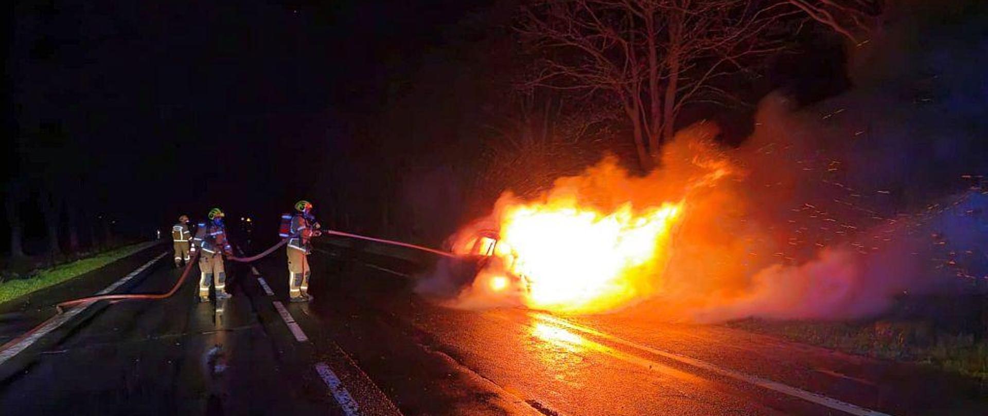 Na zdjęciu strażacy gaszący pożar 