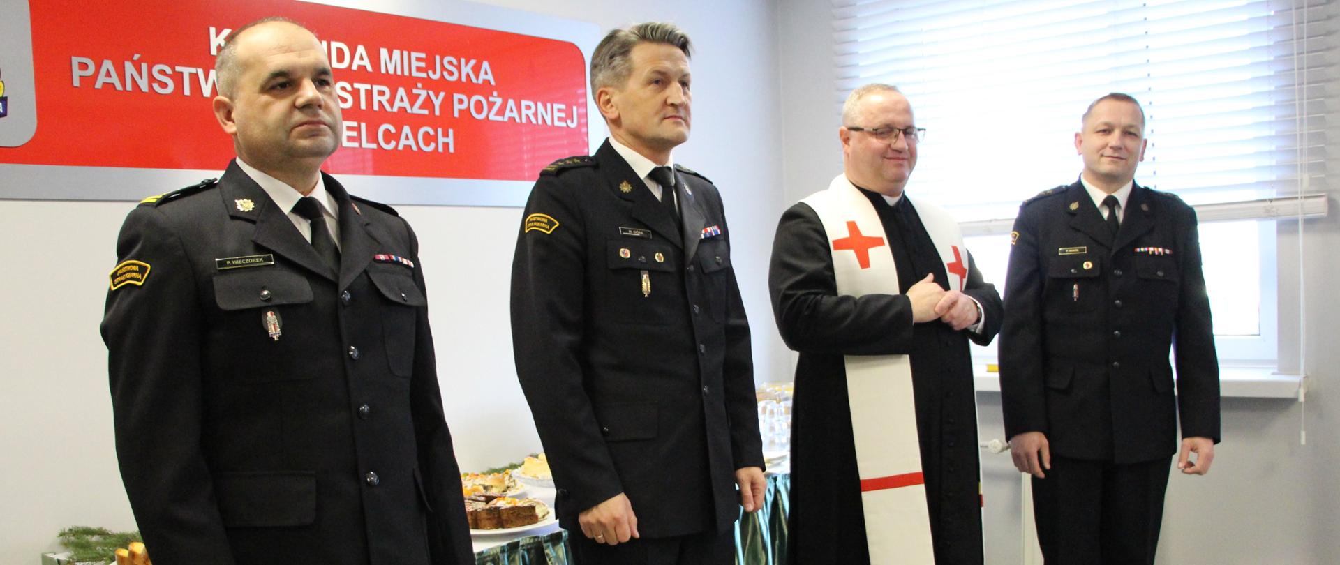 Zdjęcie przedstawia kadrę kierownicza Komedy Miejskiej PSP w Kielcach oraz kapelana kieleckich strażaków.