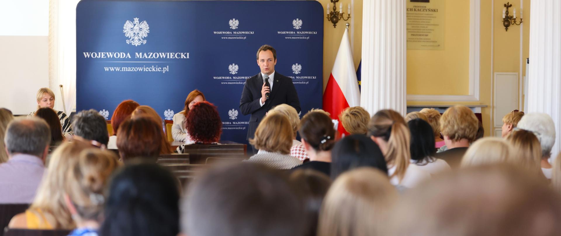 Na zdjęciu widać kobiety i mężczyzn