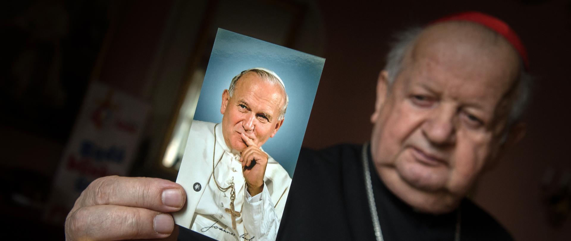 artykuł kardynała S. Dziwisz zamieścił w magazynie opinii "Wszystko co najważniejsze" "Jan Paweł II wyprzedził swój czas"