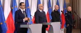 Premier Mateusz Morawiecki, minister Joachim Brudziński, komendant główny Państwowej Straży Pożarnej oraz komendant główny Policji podczas konferencji prasowej w MSWiA.