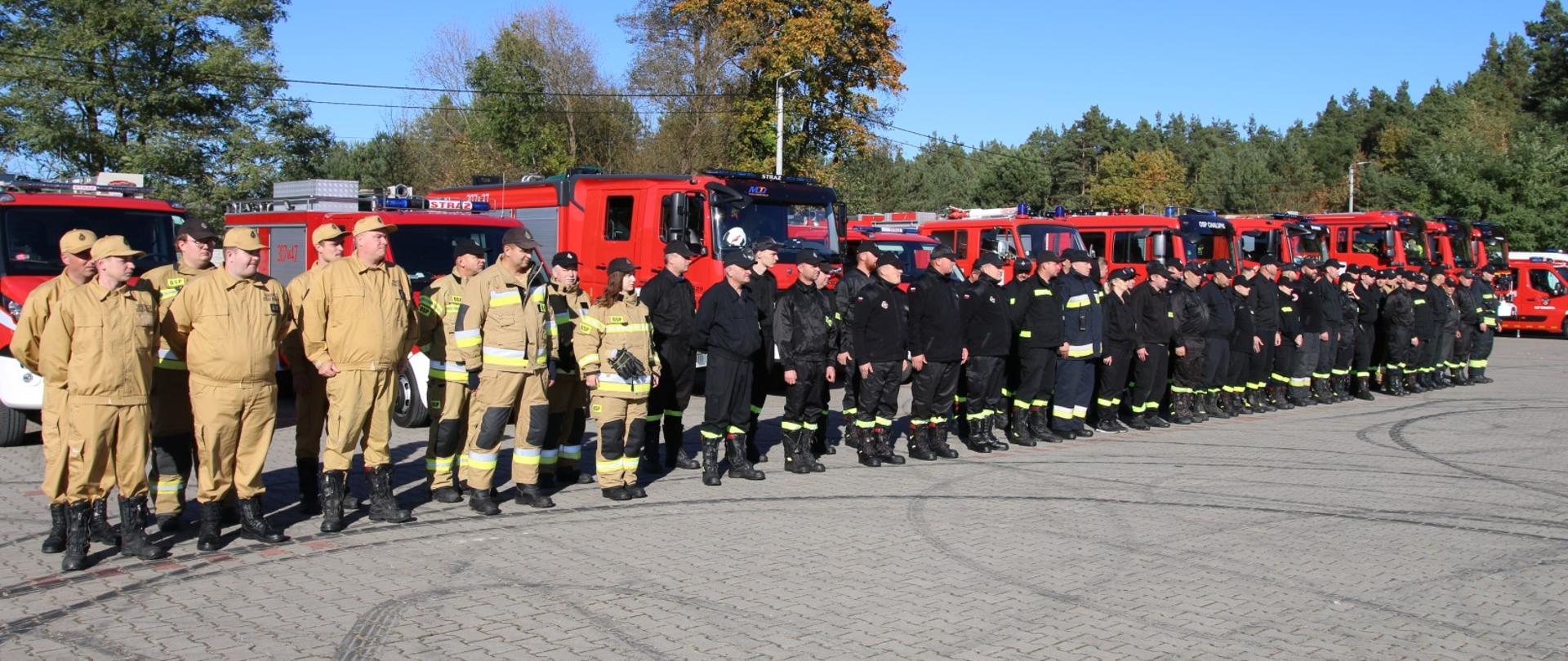Zdjęcie przedstawia uczestników miejsko-gminnych ćwiczeń na zbiórce podsumowującej manewry. 
