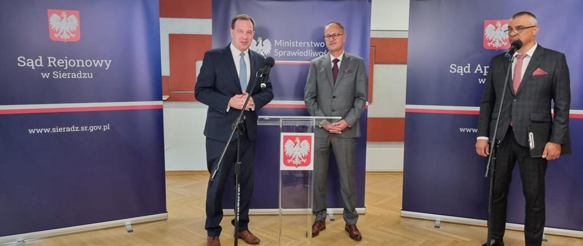 Wiceminister Piotr Cieplucha na konferencji prasowej w Sieradzu