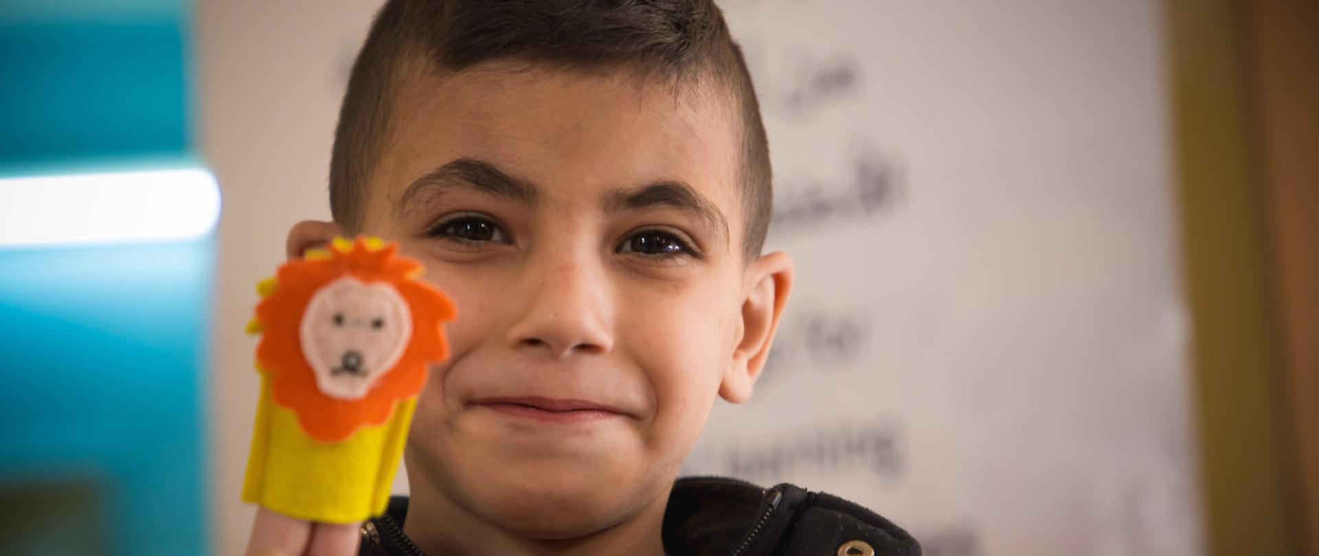 chłopiec z pacynką na palcach