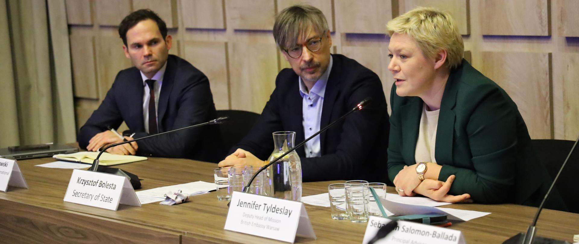 Adrian Kondaszewski, Dyrektor Departamentu Spraw Międzynarodowych, Krzysztof Bolesta, Sekretarz Stanu w Ministerstwie Klimatu i Środowiska oraz Jennifer Tyldesley, Zastępca Szefa Misji Ambasady Brytyjskiej w Warszawie