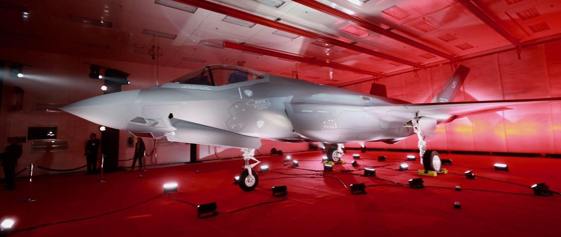 28 sierpnia, w Święto Lotnictwa Polskiego, w USA odbyła się oficjalna prezentacja pierwszego samolotu F -35 zakupionego przez Polskę. W uroczystości udział wziął wiceminister Paweł Bejda, który przewodniczył polskiej delegacji, wiceminister Cezary Tomczyk oraz przedstawiciele kadry dowódczej polskich sił powietrznych.