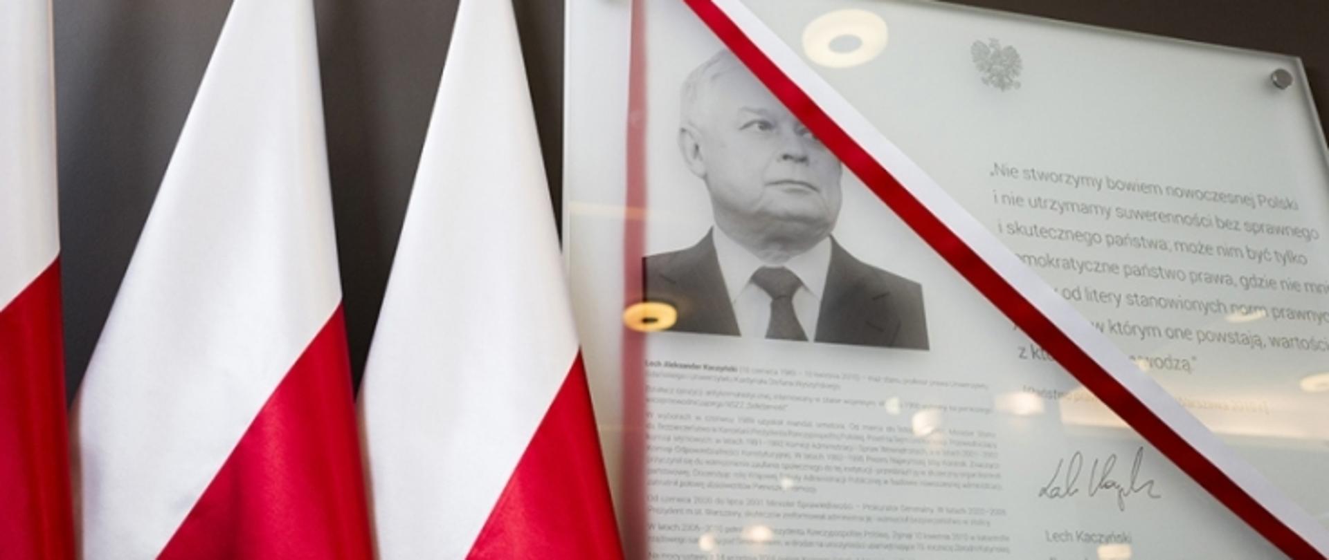 Tablica upamiętniąca patrona szkoły - śp. Prezydenta Rzeczypospolitej Polskiej Lecha Kaczyńskiego