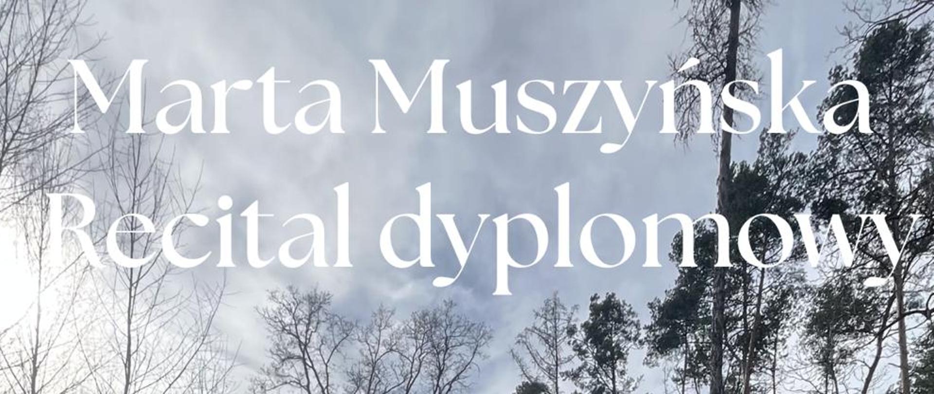 Pionowy plakat, którego tło w całości stanowi fotografia wczesnowiosennego lasu. W centrum kompozycji, na środku leśnej drogi, stoi młoda kobieta w luźnym, brązowym stroju, trzymająca w dłoni gitarę klasyczną. Bezpośrednio na zdjęcie nałożono białe napisy klasycznym krojem pisma: na górze duże imię, nazwisko ("Marta Muszyńska") i tytuł recitalu, po bokach informacje o dacie i miejscu, a na samym dole przy krawędzi kompozytorów z programu koncertu.