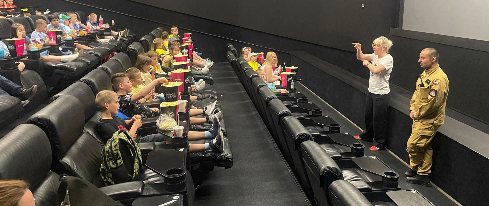 Strażak opowiada o bezpieczeństwie podczas wakacji