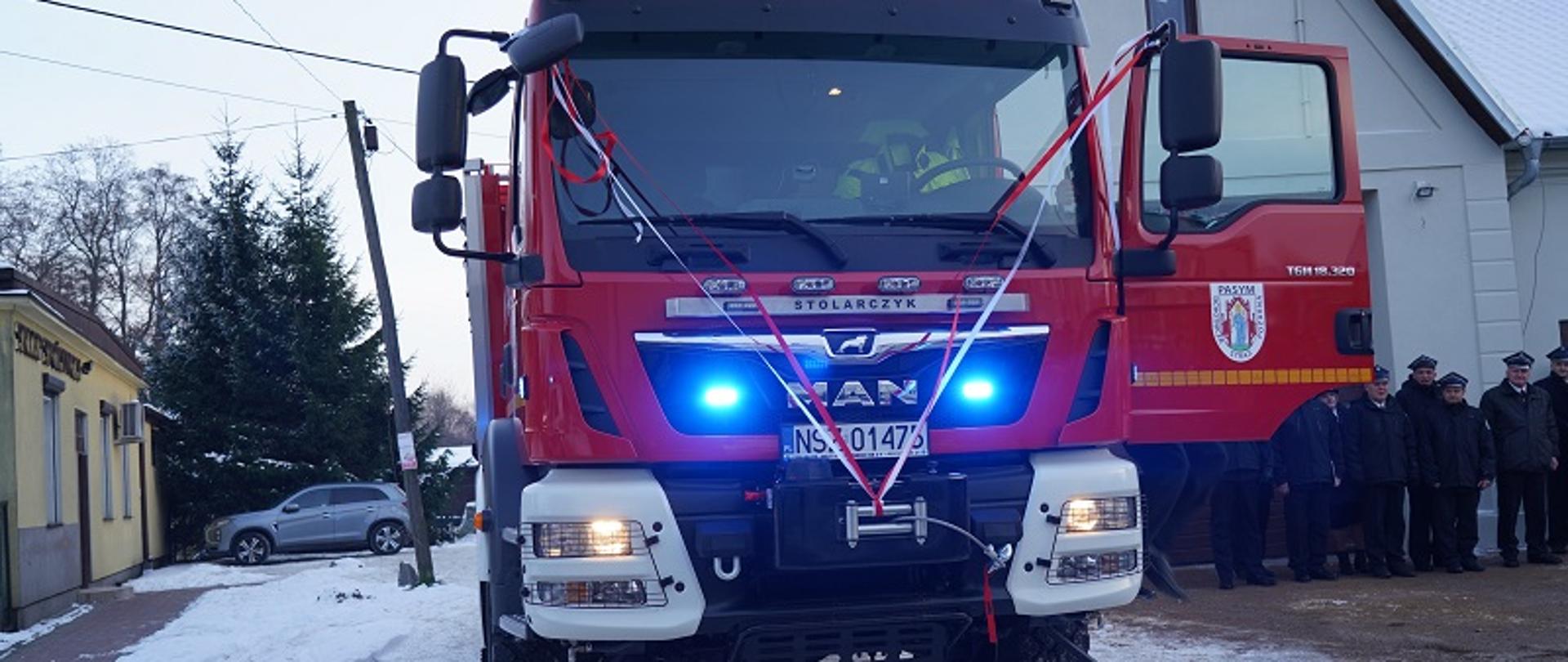 Zdjęcie przedstawia samochód ratowniczo-gaśniczy przekazany do OSP Pasym