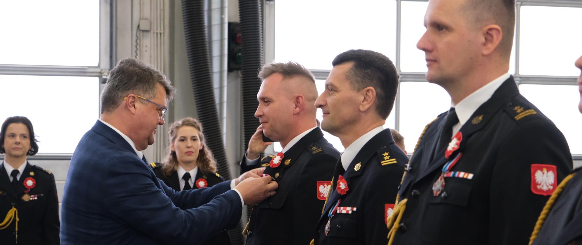 Uroczysta zbiórka mazowieckich strażaków PSP z okazji Narodowego Święta Niepodległości z udziałem Sekretarza Stanu w MSWiA i Komendanta Głównego PSP