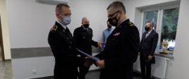 Kujawsko - pomorski komendant wojewódzki PSP st. bryg. Jacek Kaczmarek wręcza wyróżnienie mł. asp. R. Raczkowskiemu.