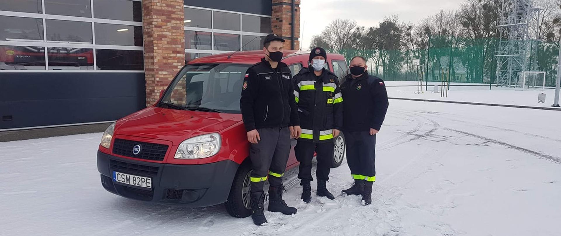 Na zdjęciu młodszy brygadier Paweł Puchowski w towarzystwie druhów z jednostki Ochotniczej Straży Pożarnej w Brzeźnie na tle przekazanego samochodu.