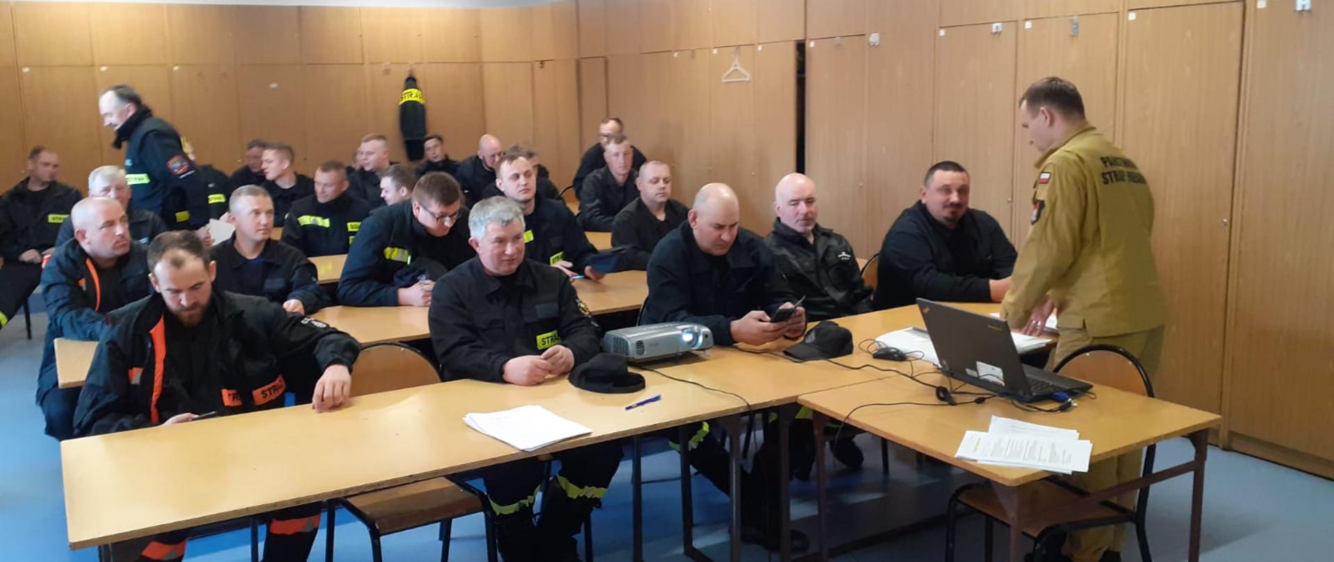 Na zdjęciu widać dowódcę JRG Kolno oraz strażaków OSP będących na szkoleniu naczelników.