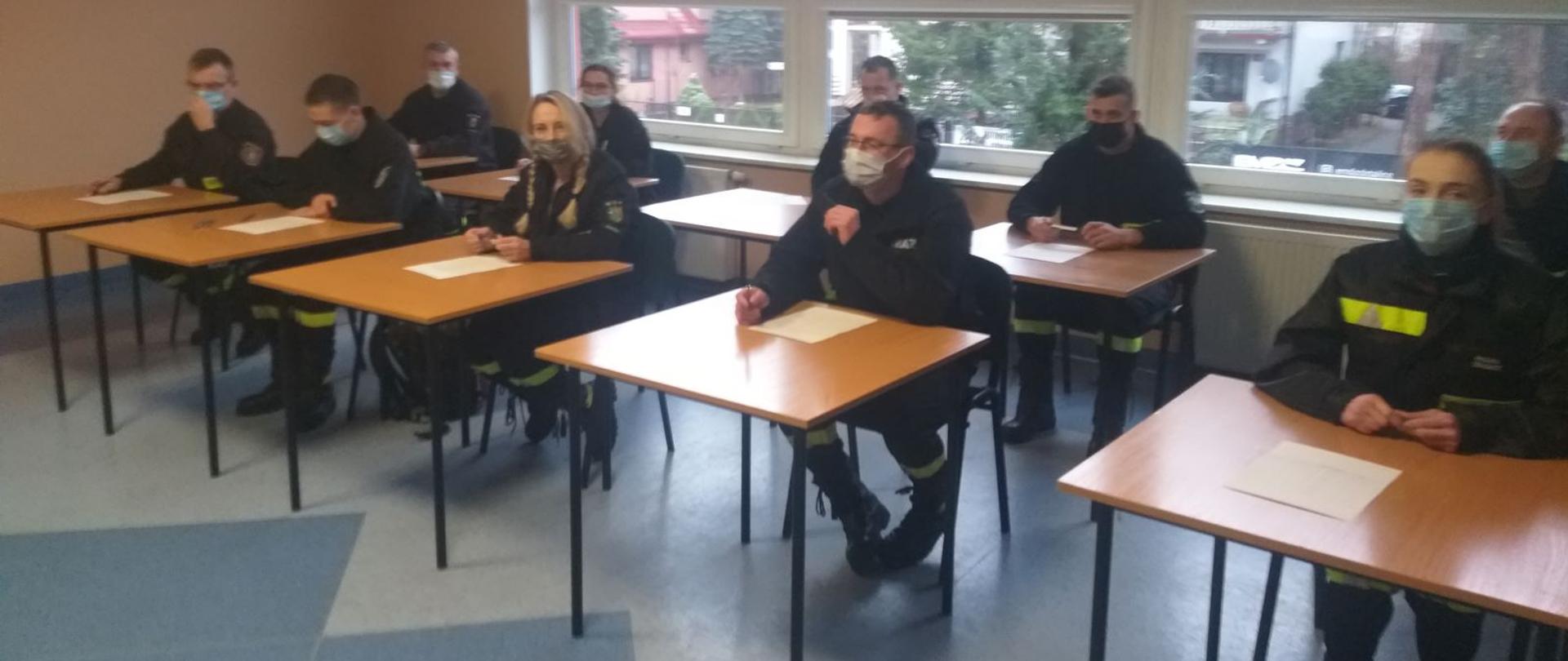 Na zdjęciu słuchacze w sali egzaminacyjnej podczas egzaminu. Druhowie zabezpieczeni w maseczki