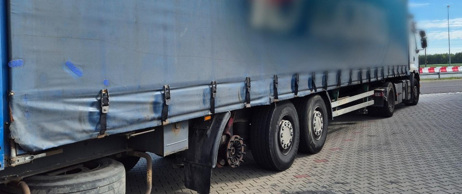 Kontrola drogowa na S8 - w użytkowanej naczepie stwierdzono brak jednego z kół w naczepie oraz znaczące zużycie i uszkodzenia opon zainstalowanych na pozostałych osiach 