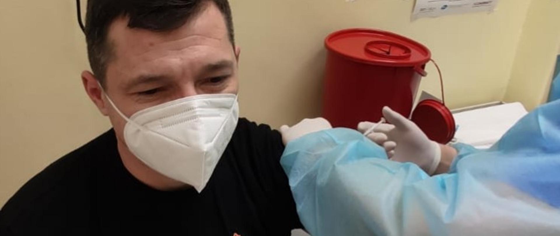 Strażak jest na szczepieniu