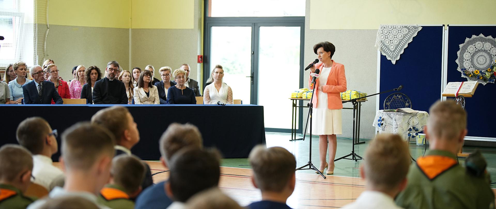 Minister Marlena Maląg podczas rozpoczęcia roku szkolnego w Zespole Szkół w Godzieszach Wielkich