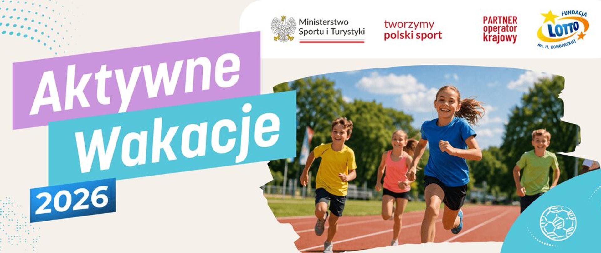 Grafika z dużym napisem: "Aktywne Wakacje 2026", któremu towarzyszy zdjęcie 4 dzieci biegnących po bieżni.