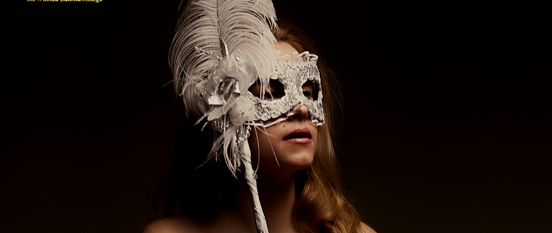 Zdjęcie, czarne tło. W lewym górnym rogu logo szkoły wg zatwierdzonego znaku. pośrodku młoda dziewczyna w srebrnej błyszczącej sukni, z maską na oczach i pawim piórem. Tekst: koncert uczniów klas śpiewu, 28.11.2023 godz. 16.20 Państwowa Szkoła Muzyczna I i II st. im. W. Lutosławskiego w Nysie