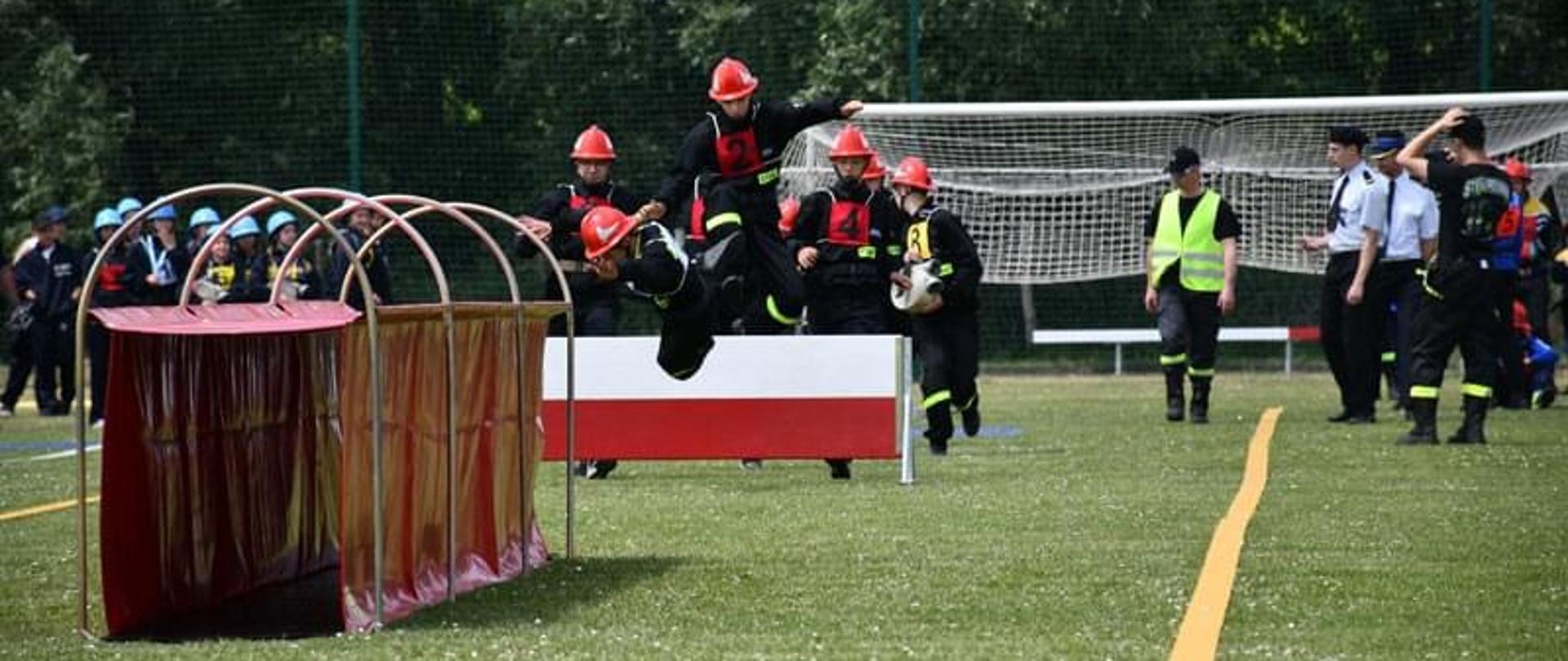 Na zdjęciu Młodzieżowa Drużyna Pożarnicza podczas pokonywania toru przeszkód 