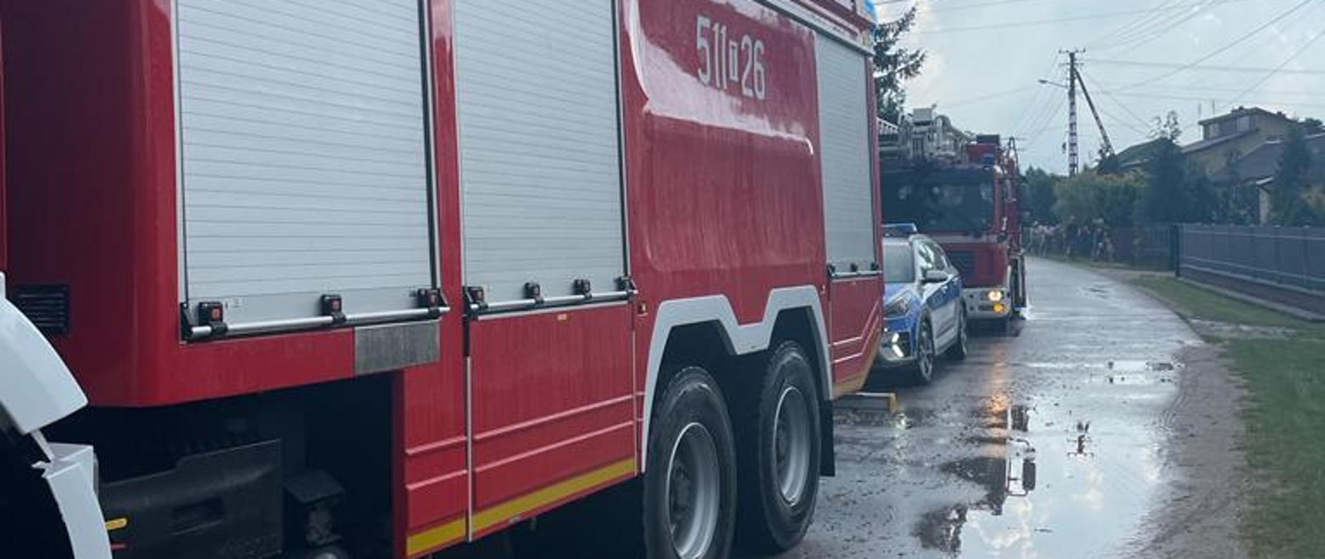 Dzień, droga gminna w miejscowości Kurzelów. na pierwszym planie samochód pożarniczy 