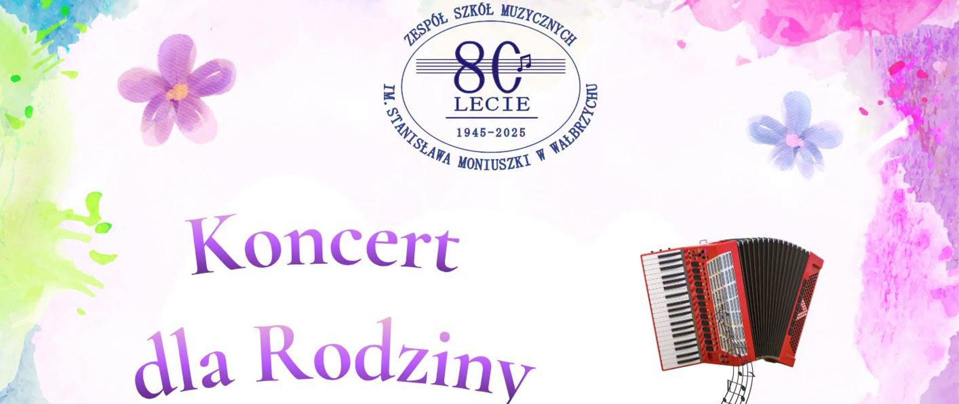 Ozdobny plakat zapraszający na Koncert dla Rodziny w wykonaniu uczniów Szkoły Muzycznej I stopnia, z okazji 80-lecia szkoły (1945-2025). Wydarzenie odbędzie się 15 czerwca 2026 r., o godzinie 16:30, w auli przy ul. Piętnastolecia 24. Grafika ma białe tło z kolorowymi plamami akwarelowymi. Centralnie widoczny jest rysunek rodziny (rodzice i dwoje dzieci), a obok niego pionowa kolumna instrumentów muzycznych (akordeon, skrzypce, fortepian) z płynącą linią nut.