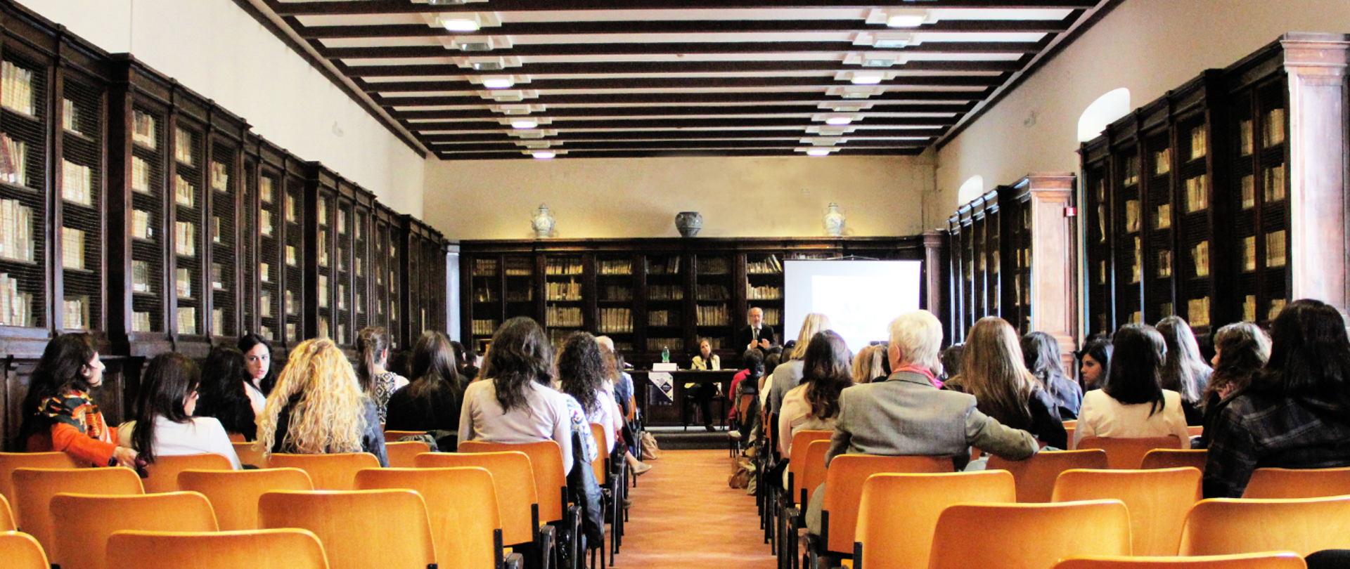 W górnej części logo Państwowej Szkoły Muzycznej I i II st. w Zgierzu oraz zdjęcie przedstawiające rodziców siedzących w sali dwóch rzędach krzeseł. Poniżej informacje dotyczące wydarzenia. 