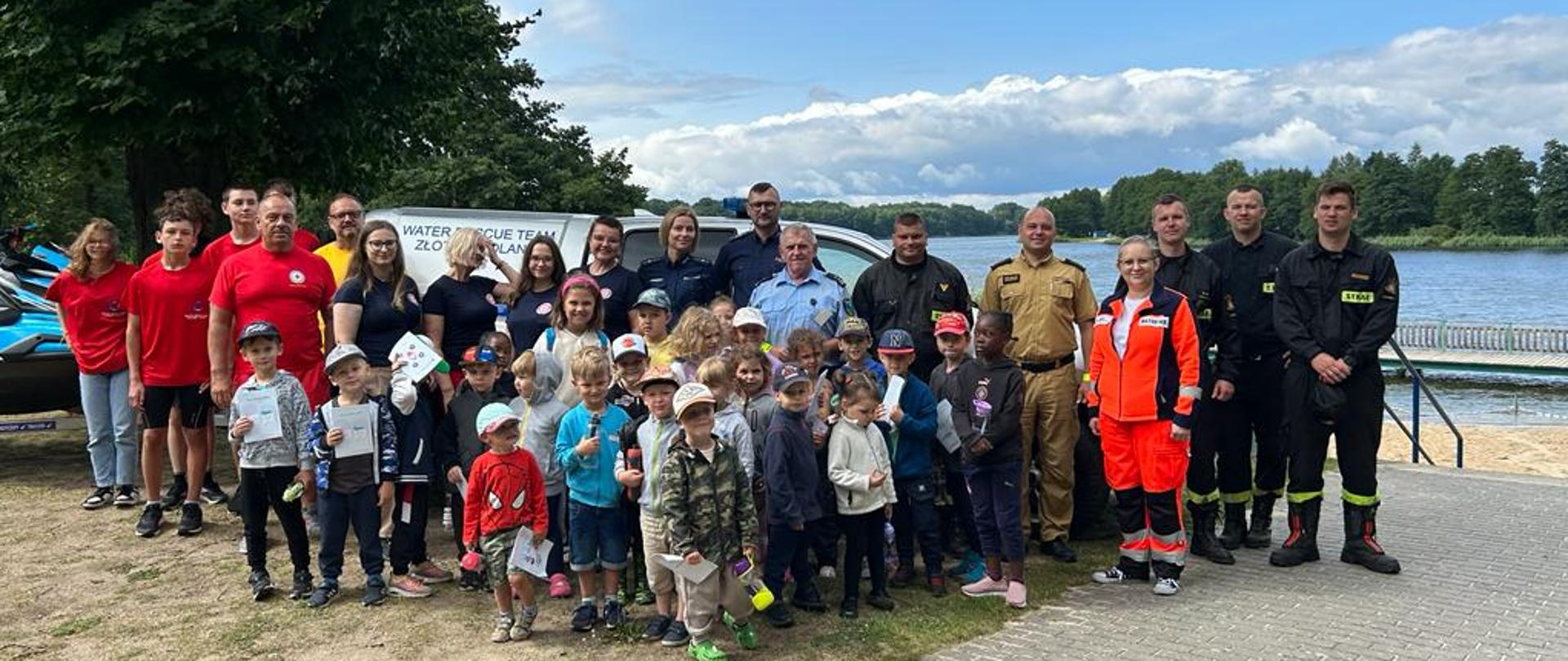 ludzie trawa woda samochód