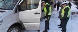 Kontrola stanu technicznego autokaru w miejscu wyjazdu harcerzy z Radomia. Inspektorzy sprawdzają m.in. wymagane wyposażenie pojazdu.